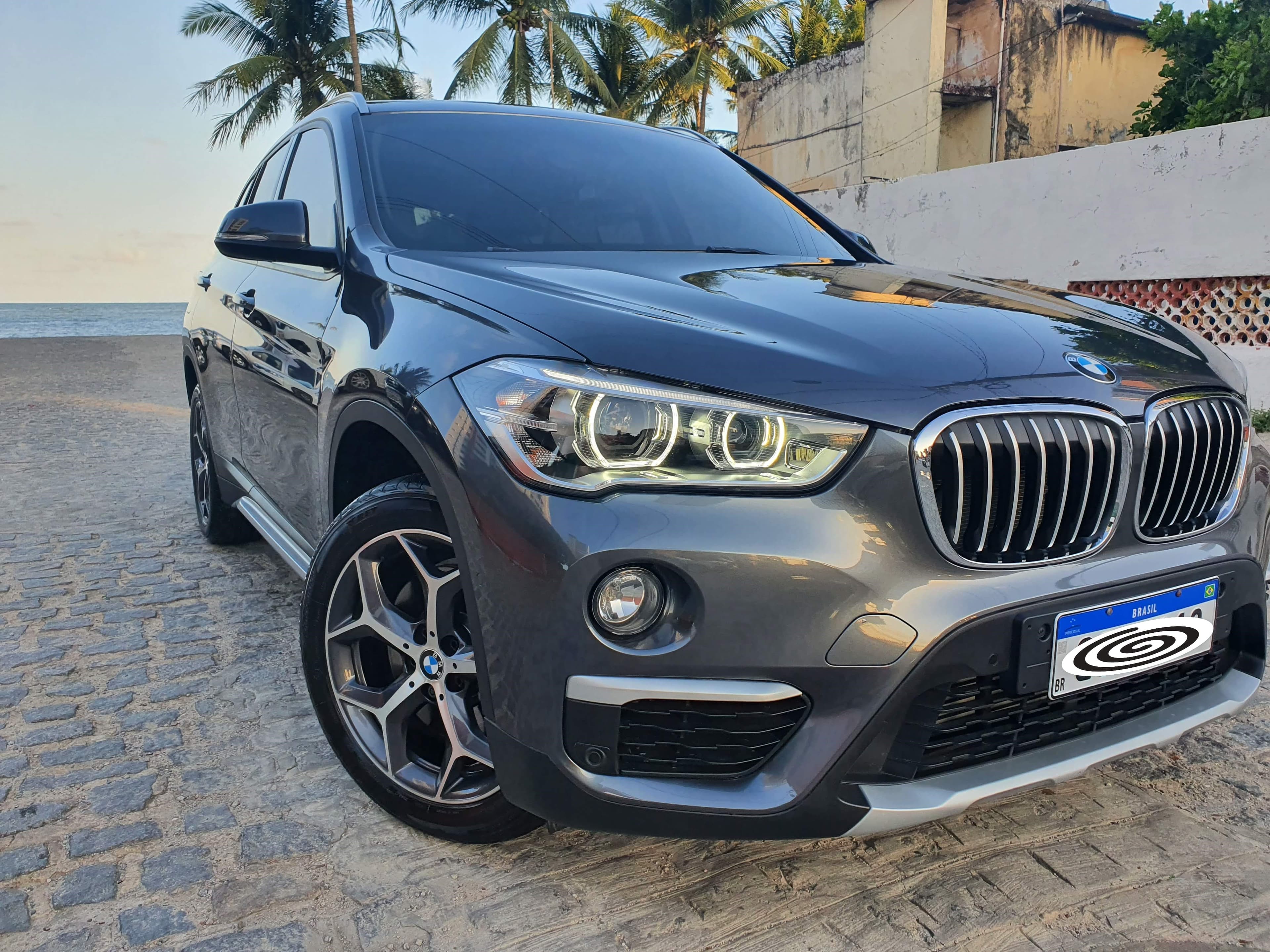 Fotografia automotiva profissional com iluminação premium para anúncio