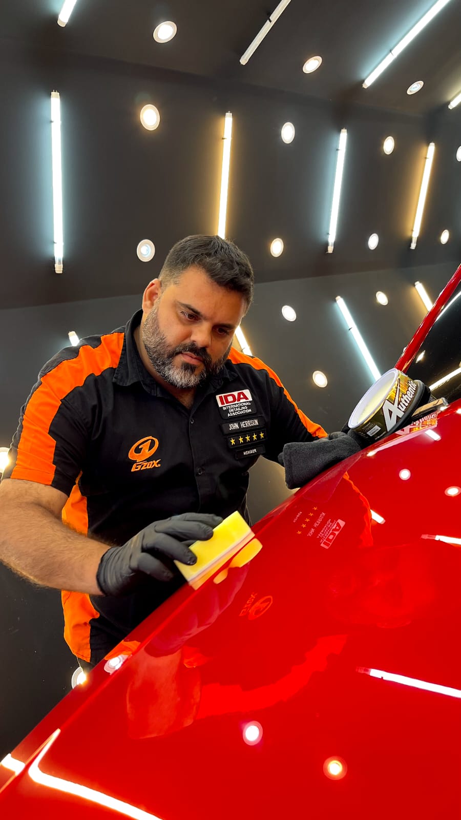 Profissional BOX167 aplicando proteção cerâmica em veículo premium